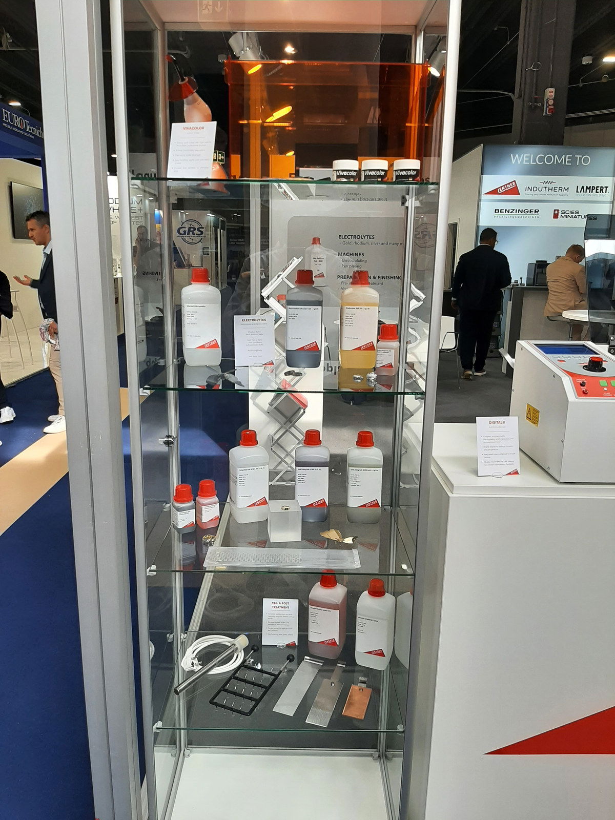 Vitrine mit Bädern und Geräten am Messestand von Jentner Plating Technology