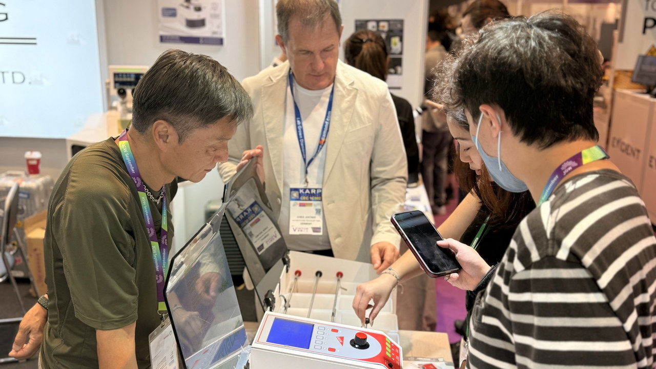 Vorführung eines Kleingalvanikgeräts von Jentner Plating Technology auf der Jewellery & Gem World in Hongkong