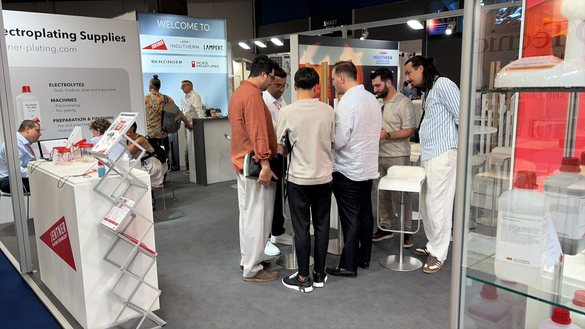 Besucher am Messestand von Jentner Plating Technology auf der T.Gold 2026
