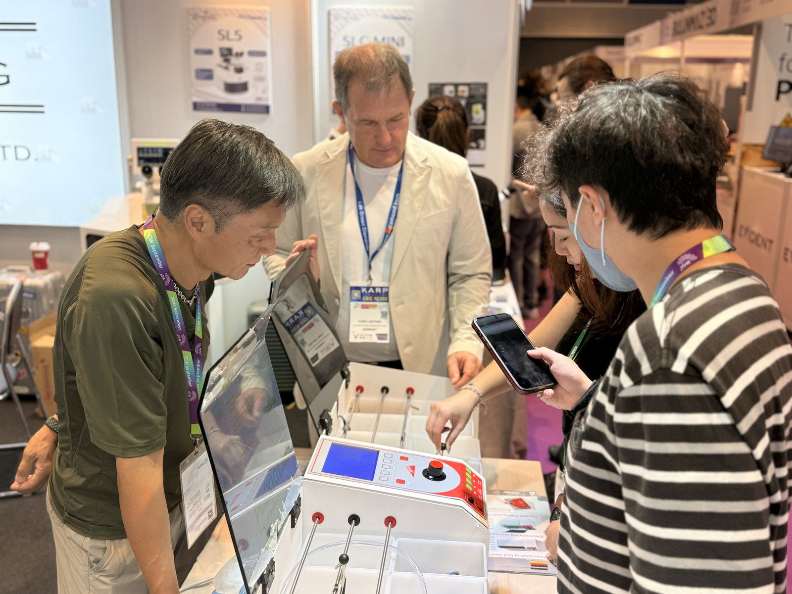 Vorführung eines Kleingalvanikgeräts von Jentner Plating Technology auf der Jewellery & Gem World in Hongkong